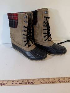 lot 182 image: Duck Boots Lace-Up Two-Tone Pair Size 9M Stock 15541-Willow