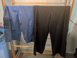 lot 188 image: Lot of 2 Pants Multiples Black Polyester Rayon Spandex, Catalina Stretch Jeans Size L