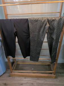 lot 191 image: Chicos Womens Pants  Size 0 and2 Black Patterned