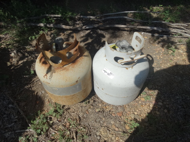 lot 5538 image: 2 propane tanks