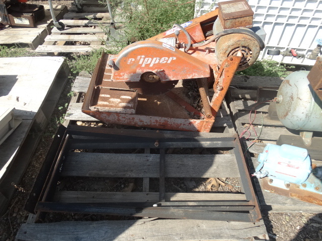 lot 5557 image: Clipper commercial wet saw w stand