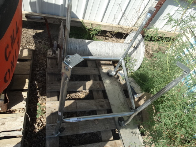 lot 5559 image: Hose reel w stand
