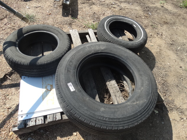 lot 5573 image: Lot of 3 various tires