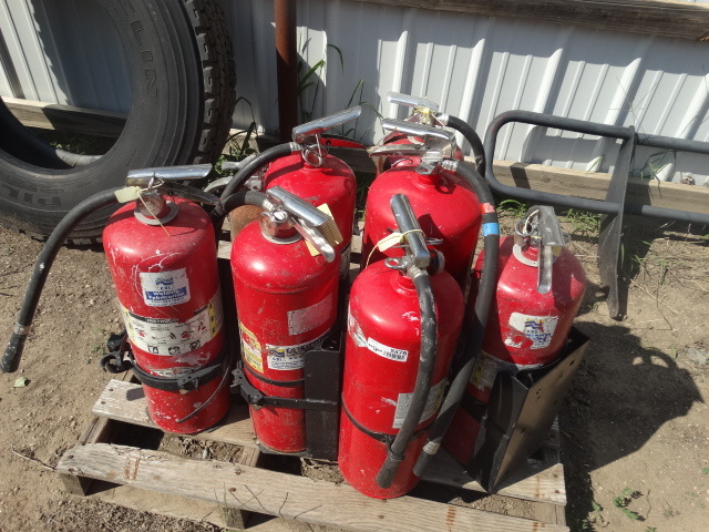 lot 5578 image: Lot of 8 large fire extinguishers