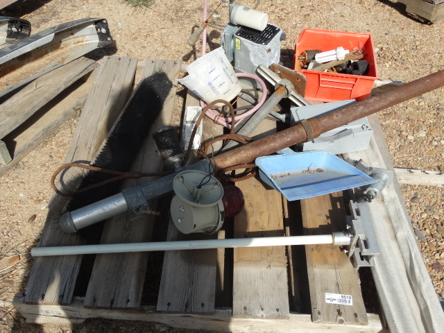 lot 5610 image: Lot of various items on pallet