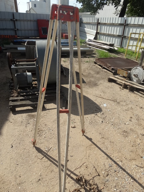 lot 5605 image: Surveyor tripod