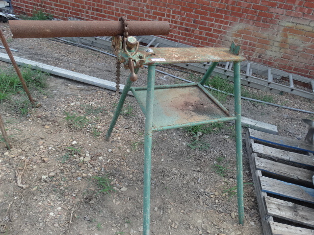 lot 5620 image: Vulcan superior pipe clamp stand