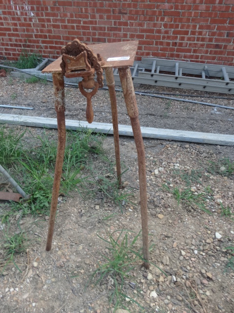 lot 5621 image: Vulcan pipe vice stand