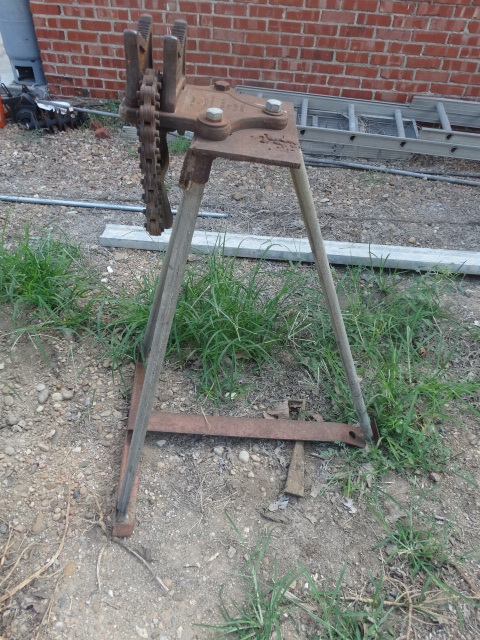 lot 5622 image: Vulcan pipe vice stand