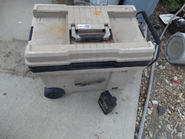 lot 5643 image: Storage tote on wheels