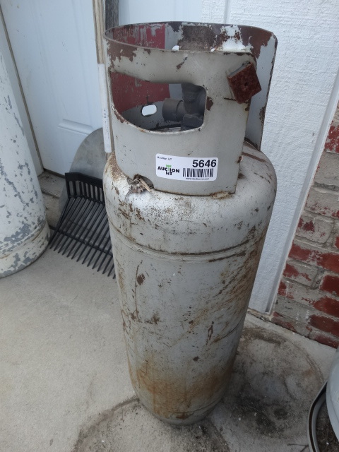 lot 5646 image: Forklift propane cylinder