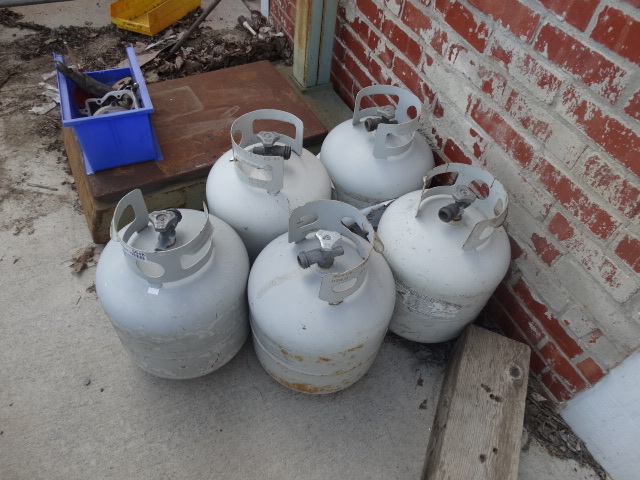 lot 5648 image: 5 propane tanks