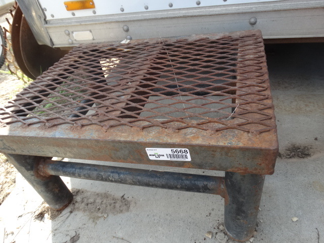 lot 5668 image: Metal step stool equipment stand