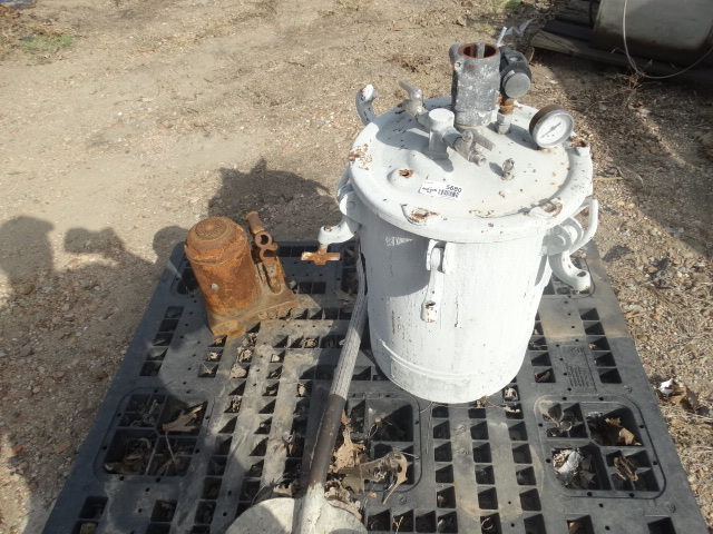 lot 5680 image: Commercial paint pot & bottle jack