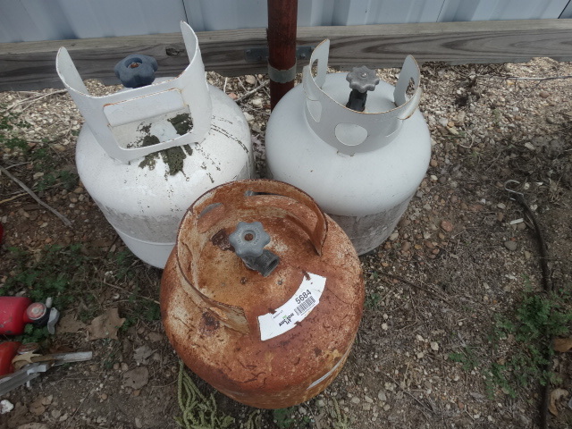 lot 5684 image: 3 propane tanks