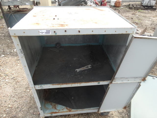 lot 5688 image: Metal storage cabinet