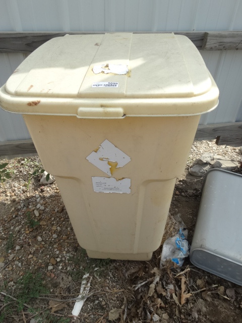 lot 5695 image: Trash cart on wheels