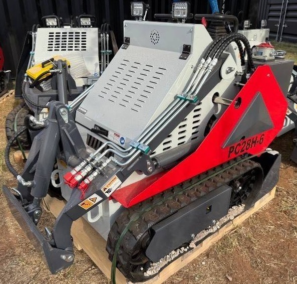 lot 5488 image: Unused 2025 BTTL ST28H-6 Compact Skid Steer Loader, Briggs & Stratton Engine, Hydraulic control, pilot system, EPA, 998KG, 16.8KW, open operator station, joystick steering, manual coupler,7inch track belts, 45inch bucket