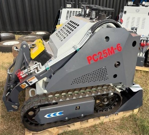 lot 5486 image: Unused 2025 BTTL ST25M-6 Compact Skid Steer Loader, Briggs & Stratton Engine, EPA, 900KG, 15KW, open operator station, joystick steering, manual coupler, 7inch track belts, 43inch bucket