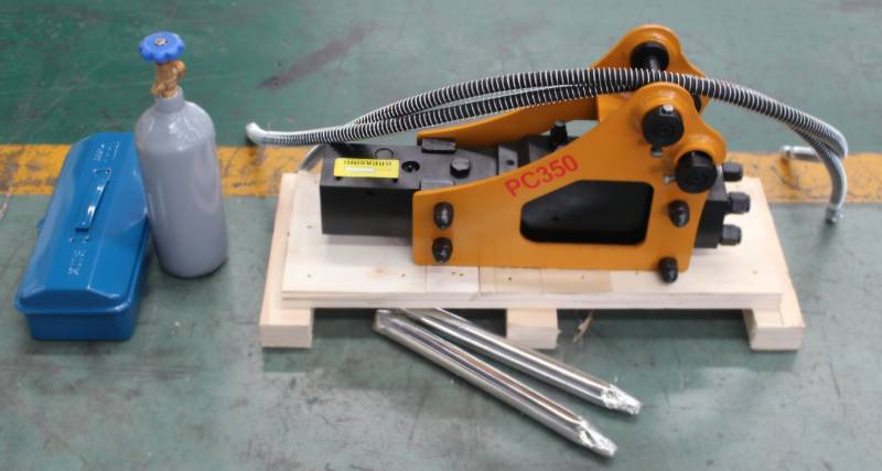 lot 5464 image: Unused 2025 side type PC 350 Hydraulic Hammer with 25mm pins to fit 0.6-1-ton excavator
