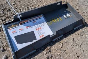 lot 3093 image: UNUSED LandHonor MAP-16-24W Mini Skid Steer Mount Plate 24in x 11in x 4in