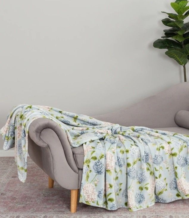 lot 41994 image: Berkshire Velvetsoft Throw 60 x 80 inches Hydrangea  - Retail $24