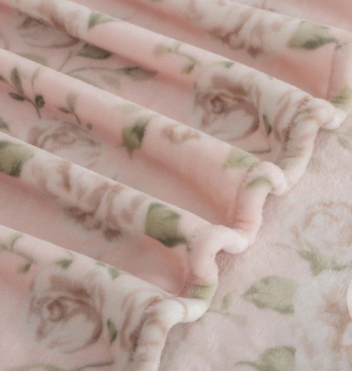 lot 42033 image: Berkshire Velvetsoft Throw  60 x 80 inches. Rose - Retail $29