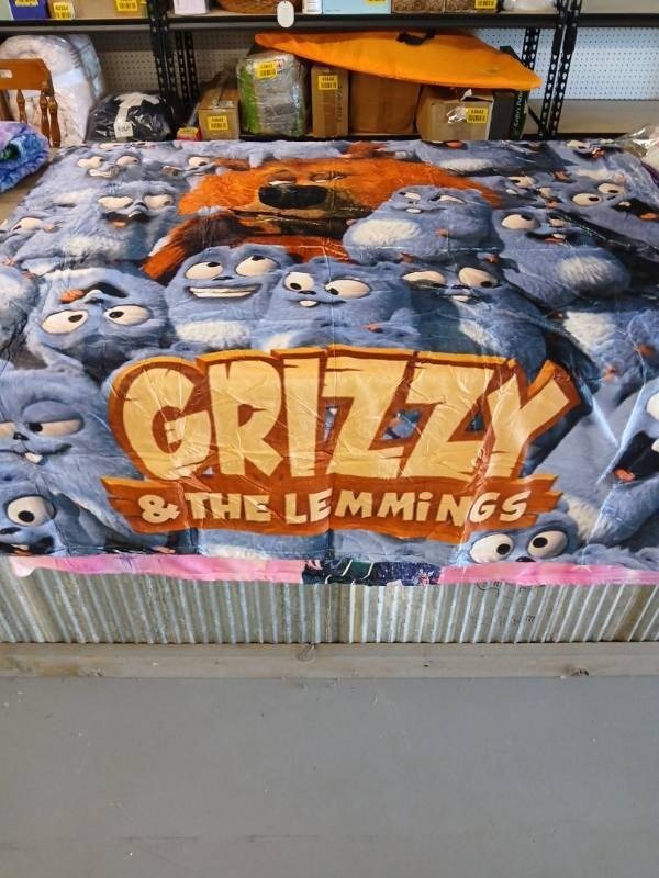 lot 42370 image: Grizzy and the Lemmings Cartoon Blanket - Retail $29