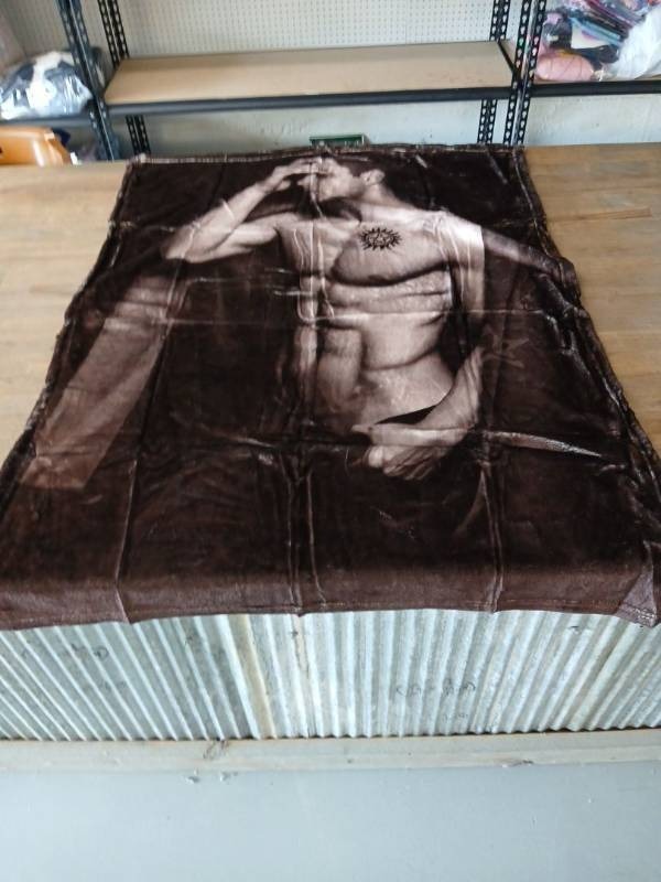 lot 40408 image: 38 inches x 58 inches blanket  - Retail $15
