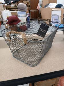 lot 40417 image: Decorative Metal Wire Storage Basket with Rope Handles 12.4 inches L x 8.7 inches-W x 6.1 inches H - Retail $20