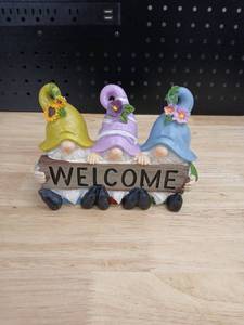 lot 40433 image: Decorative Garden Gnome Welcome Sign - Retail $24