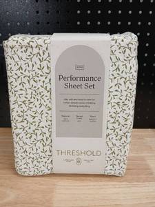 lot 40438 image: Threshold King Performance Sheet Set - Leaf Pattern - Retail $45