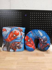 lot 40450 image: Spider-Man Decorative Pillow Set - Retail $25