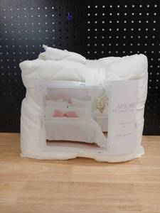 lot 40490 image: Armoire Full Queen Comforter Set  - Retail $45