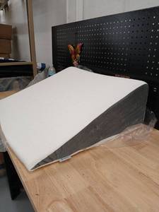 lot 40506 image: Vekkia Memory Foam Wedge Pillow - Retail $35