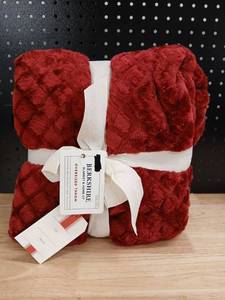 lot 40509 image: Berkshire Oversized Red Plush Throw Blanket - Retail $35
