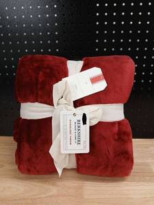 lot 40510 image: Berkshire Oversized Red Plush Throw Blanket - Retail $25