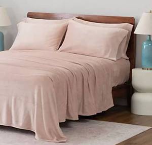 lot 40515 image: Berkshire Velvetsoft Sheet Set with Two Extra Pillowcases. Queen Blush - Retail $72