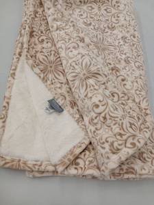 lot 40519 image: Berkshire Plush Floral Pattern Throw Blanket 60 x 70 - Retail $32