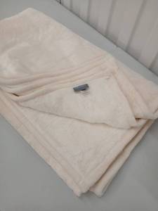 lot 40520 image: Berkshire Soft Plush Throw Blanket in Cream Color 60 x 70 - Retail $32