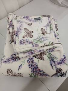 lot 40521 image: Berkshire Butterfly Lavender Plush Throw Blanket 60 x 80 - Retail $32