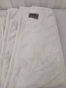 lot 40524 image: Eddie Bauer Plush Throw Blanket Oversized King Light Light Grey - Retail $90