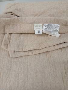lot 40526 image: Threshold Natural Light Weight Comforter King - Retail $65