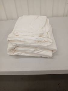 lot 40529 image: Duvet Cover with 2 pillow cases White king size  - Retail $45