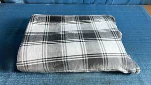 lot 4013 image: Gray and White Plaid Fuzzy Throw Blanket