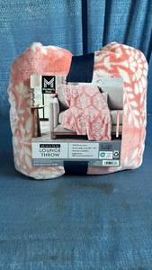 lot 5030 image: Members Mark Lounge Throw Blanket, 60in x 70in, Velvet Plush