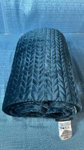 lot 6007 image: Ann Taylor Chevron Plush Throw Blanket 60 x 70 inches - Retail $25
