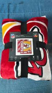 lot 6008 image: Official NFL Kansas City Chiefs Plush Blanket - Retail $30