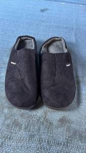 lot 7002 image: Isotoner Black Memory Foam House Slippers - Retail $15