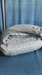 lot 7014 image: Memebers Mark King Blue and White Geometric Print Sheet Set